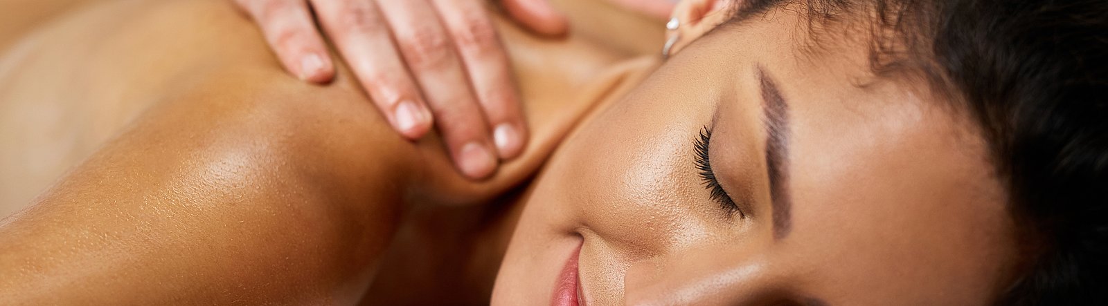 Frau liegt, erhält Rückenmassage