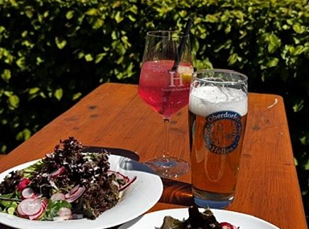 Rustikale Brotzeitplatte und Wein