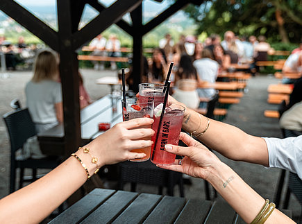 Überdachte Tische im Biergarten