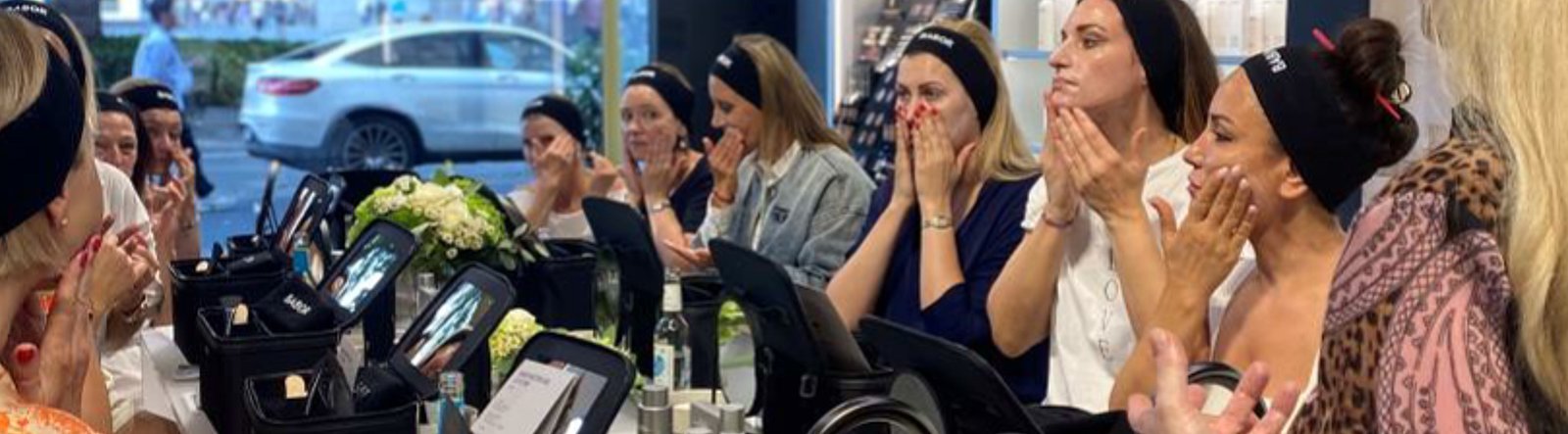 Frauen an Schminktischen üben Gesichtsmassage