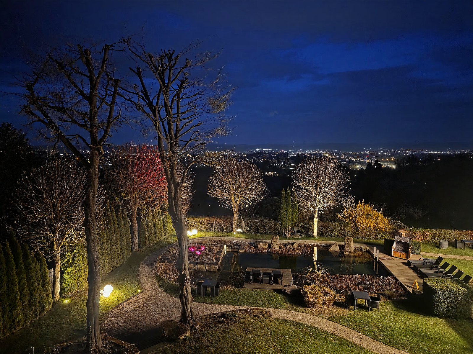 Wellnessgarten bei Nacht