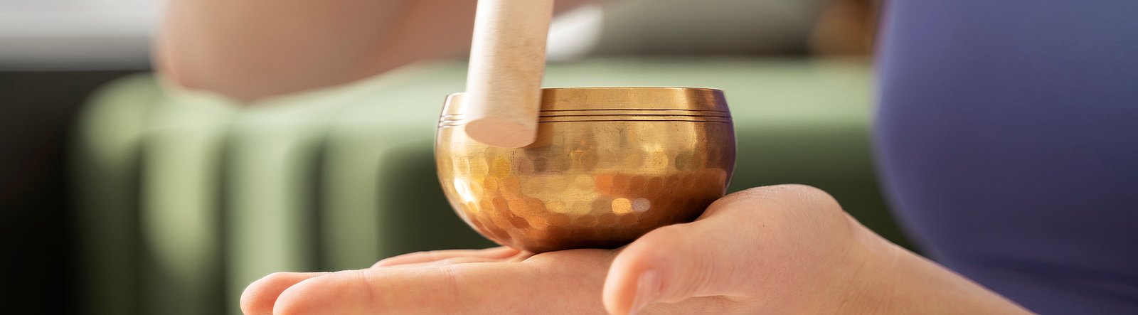 Klangschale auf Hand