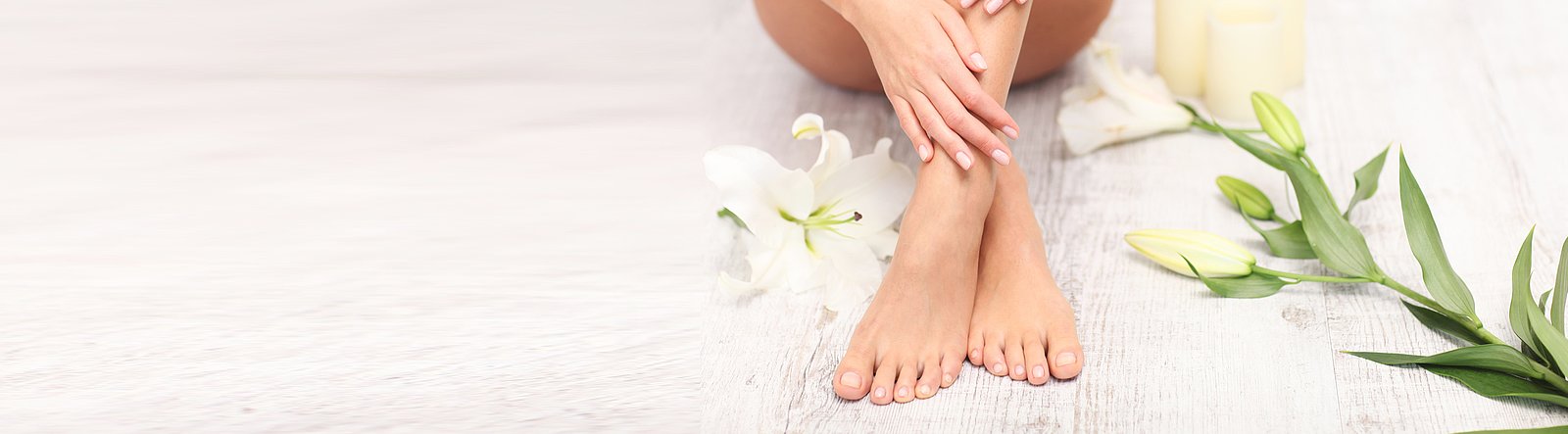 Schöne Füße und Hand, Frau sitzend am Boden, Blumen