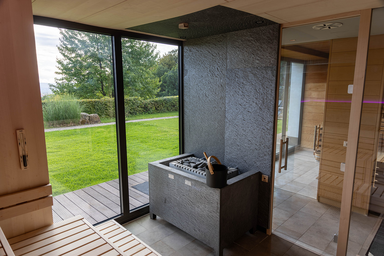 Blick auf Ofen in Sauna und in den Garten